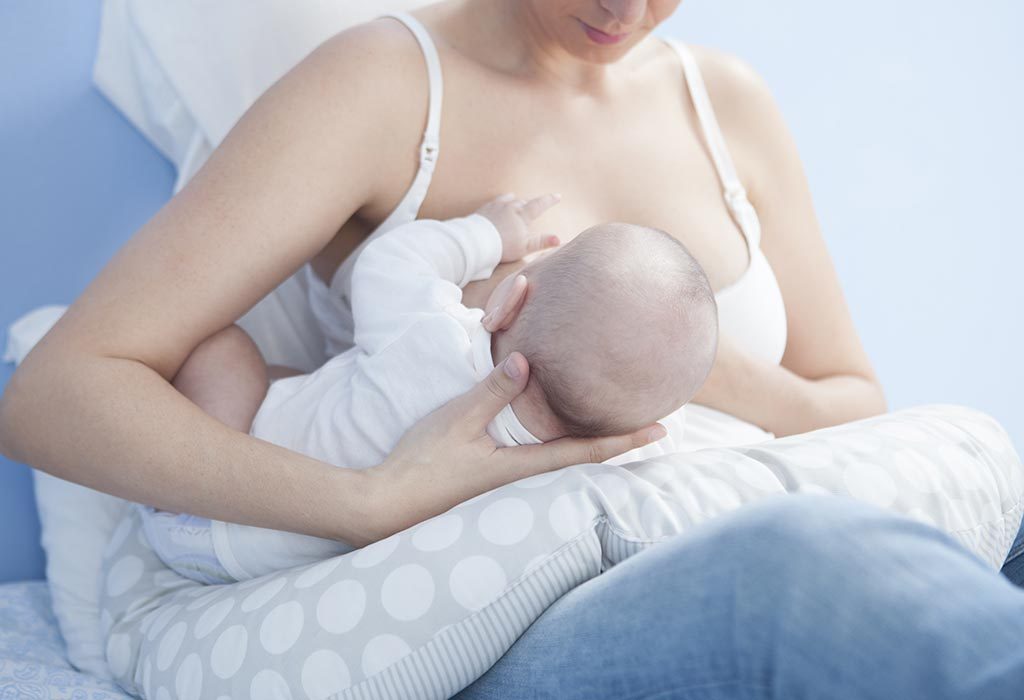 Karmienie piersią noworodka z poduszką 