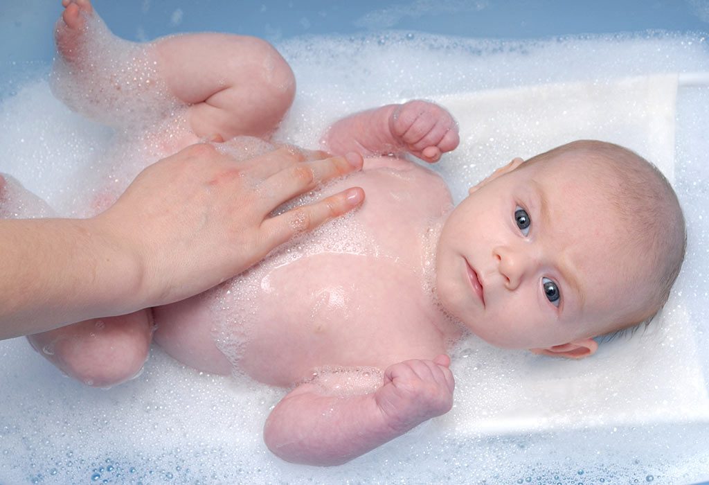 Dziecko podczas kąpieli 