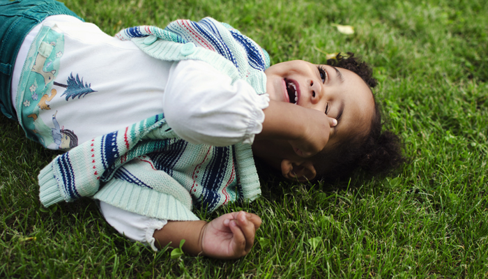 toddler-in-grass 