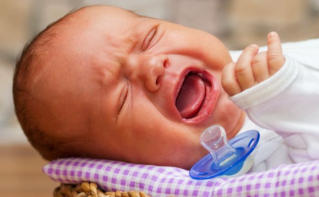 5 ważnych zasad domowych, gdy dziecko ząbkuje
