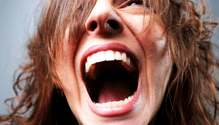 kobieta-krzycząca-bolesna