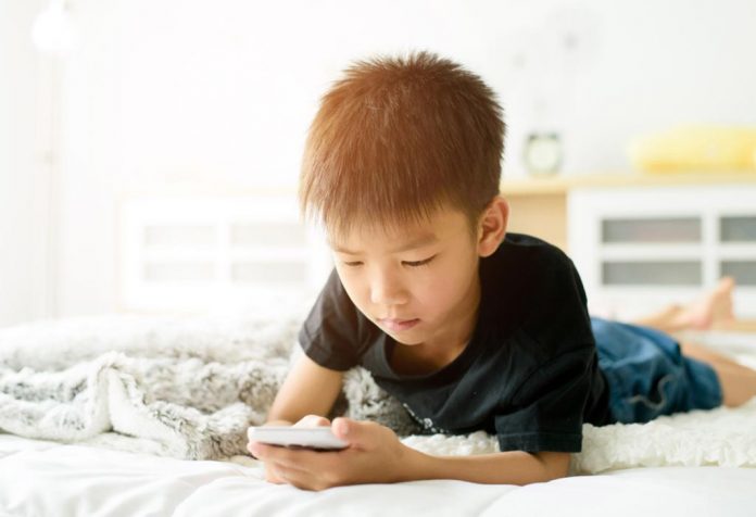 Szkodliwy wpływ smartfonów na dzieci