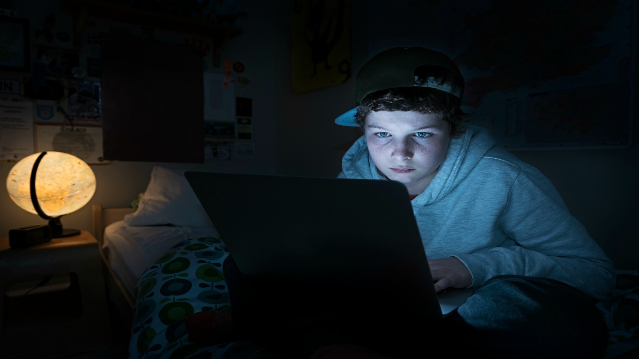 Badania pokazują, że chłopcy są zaangażowani w cyberprzemoc więcej niż dziewczęta