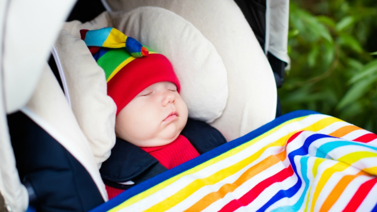 Dlaczego NIGDY nie powinno się pozwalać dziecku spać w foteliku samochodowym poza samochodem