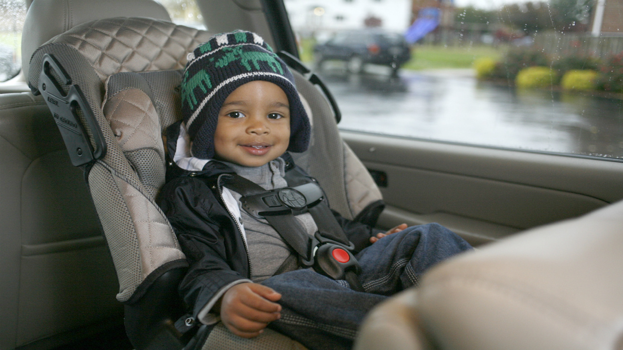 Dlaczego powinniśmy jak najdłużej trzymać dzieci w fotelikach samochodowych zwróconych tyłem do kierunku jazdy