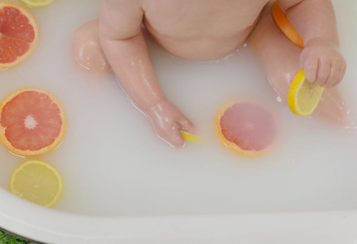 Kąpiel z mlekiem matki dla niemowląt - korzyści i sposób wykonania