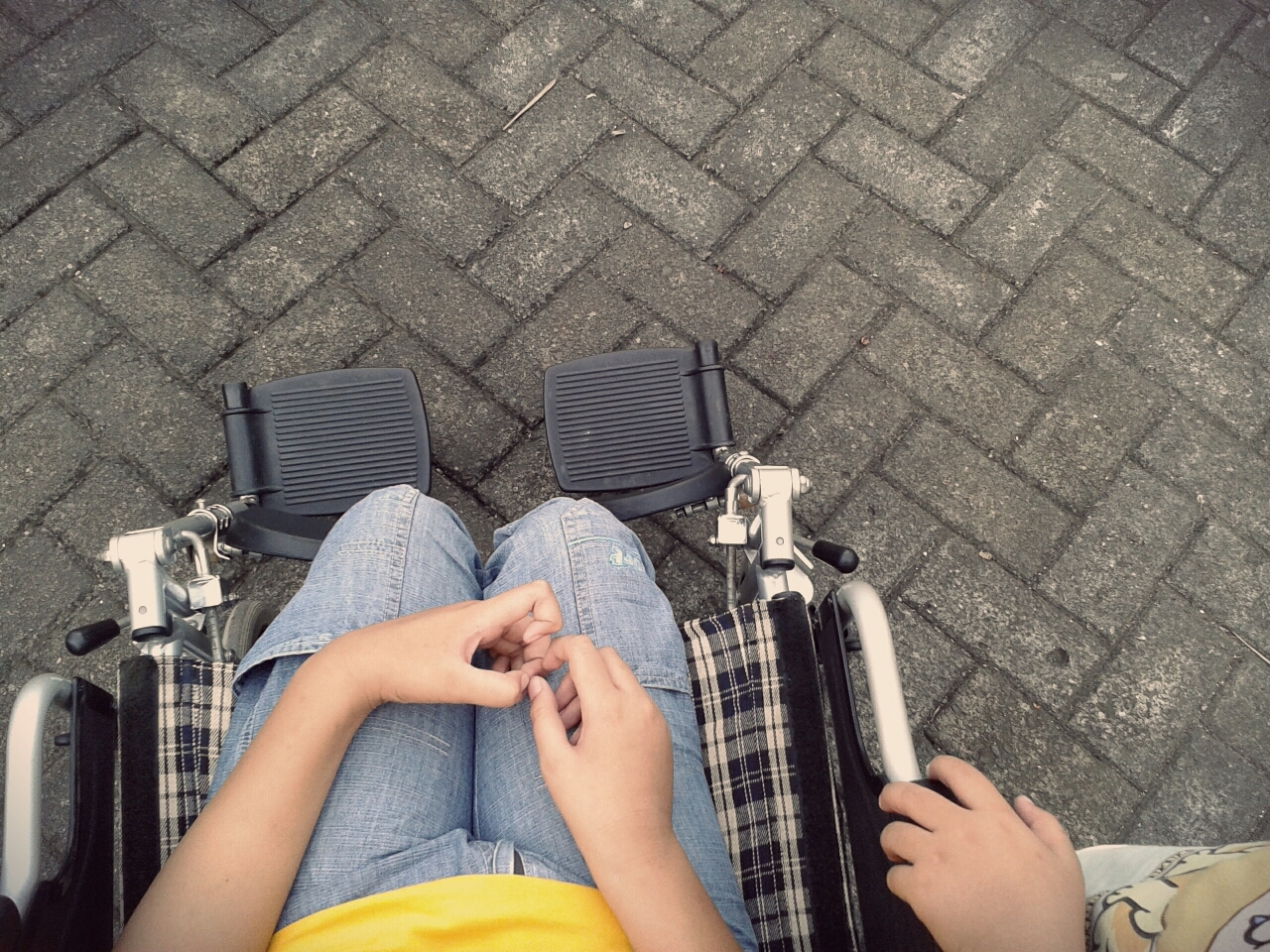 Dziecko na wózku inwalidzkim