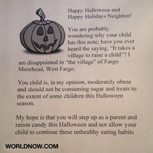 Kobieta rozdająca listy otyłości „otyłym” dzieciom na Halloween