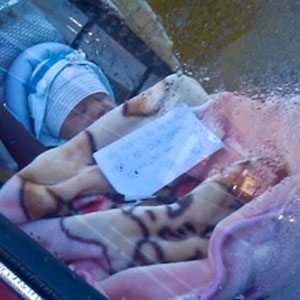 Mama zostawia niemowlę w samochodzie z notatką podczas zakupów