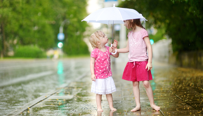 małe dziewczynki w deszczu
