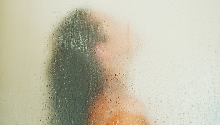 kobieta pod prysznicem