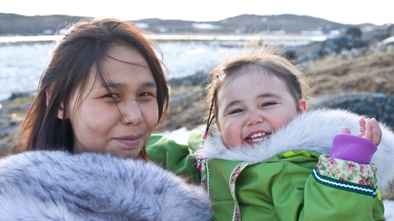 Rodzice Eskimosów mają wyjątkowe - i spokojne - podejście do rodzicielstwa