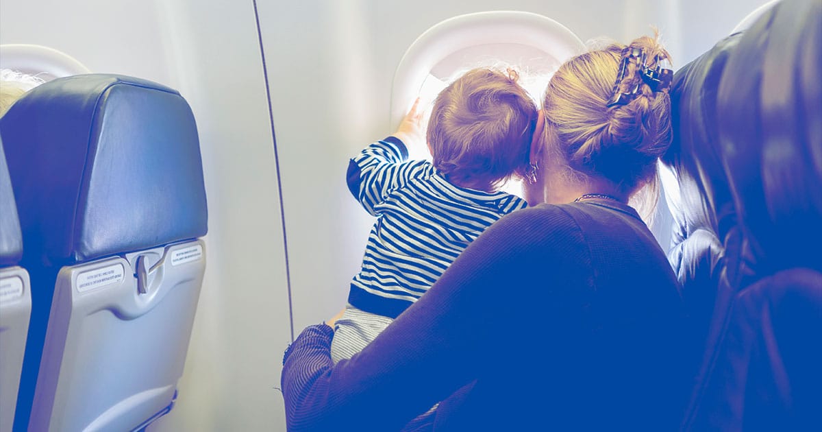 Rodzice powinni zawsze mieć prawo do siedzenia obok swoich dzieci w samolocie
