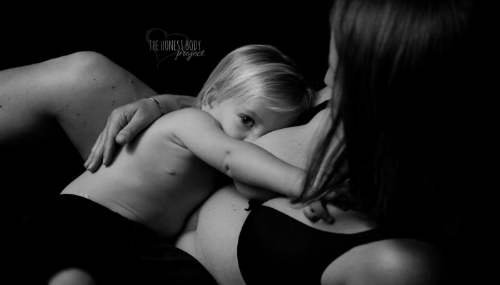 Wspaniała seria zdjęć ma na celu normalizację karmienia piersią małego dziecka